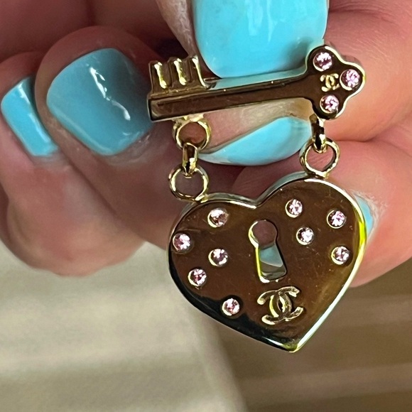 Authentic Chanel Brooch Coco Mark Heart Key - Colour Stone Pink- 24k Gold Plated - Picture 4 of 12